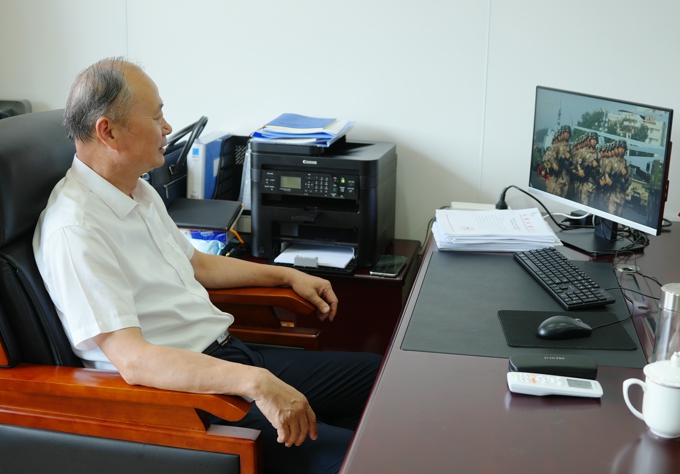 我校组织集中观看九三阅兵 共上爱国主义教育大课2.jpg