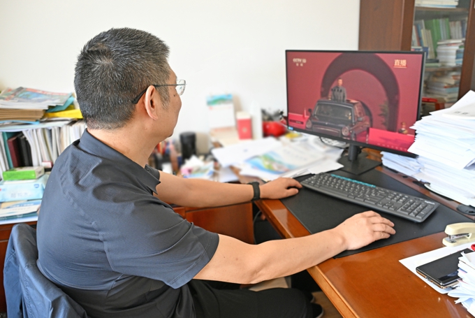 我校组织集中观看九三阅兵 共上爱国主义教育大课3.jpg