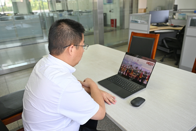 我校组织集中观看九三阅兵 共上爱国主义教育大课4.jpg