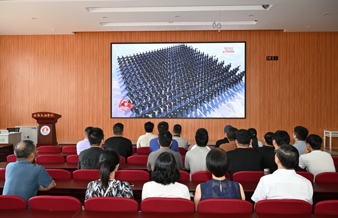 我校组织集中观看九三阅兵 共上爱国主义教育大课8.jpg