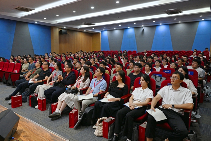 我校组织集中观看九三阅兵 共上爱国主义教育大课6.jpg