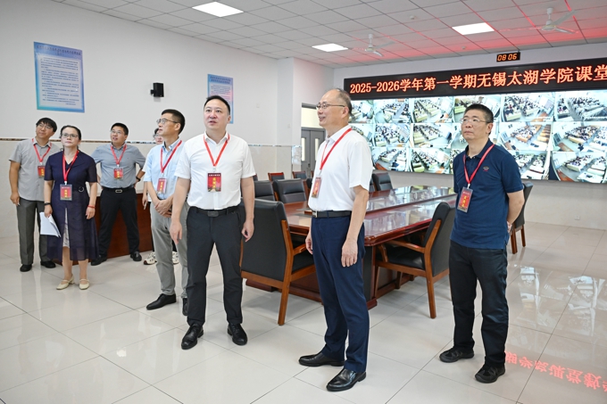 校领导带队检查2025年秋季学期开学第一课2.jpg